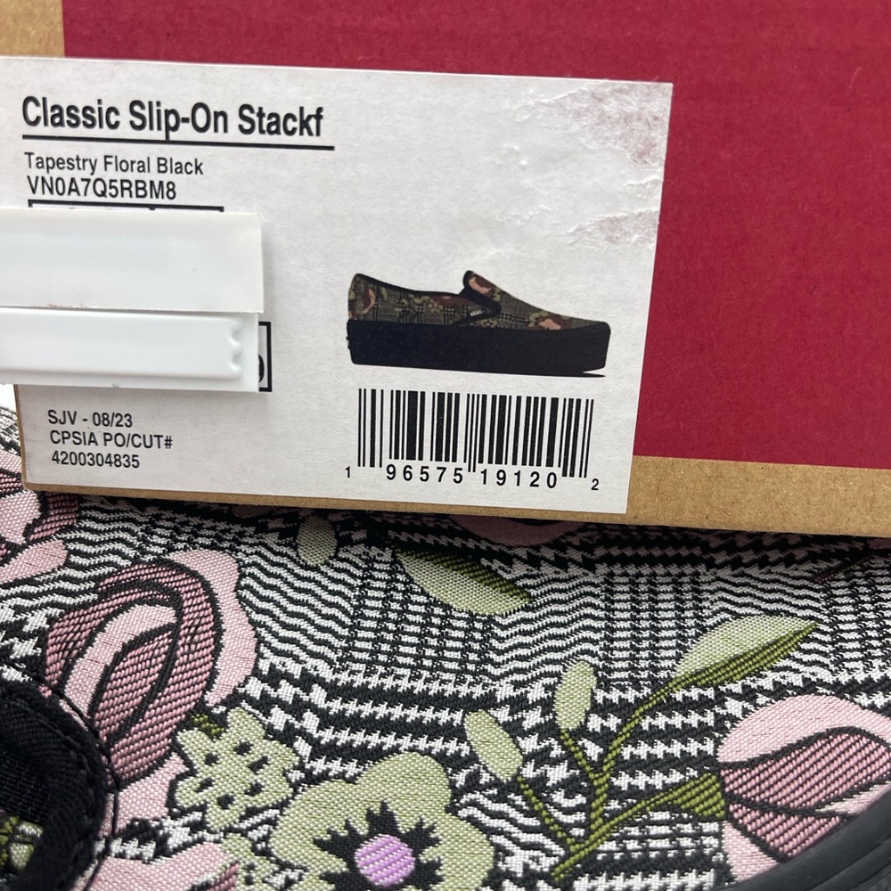Vans WMNS Classic Slip-On Stackform Platform Sneakers
Tapestry Floral Black - Picture 2 of 16